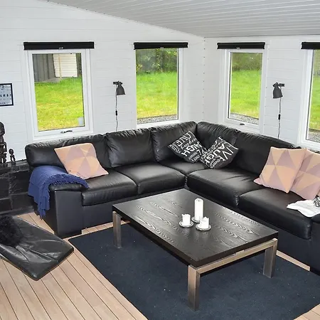 Vakantiehuis Three-bedroom Holiday In *