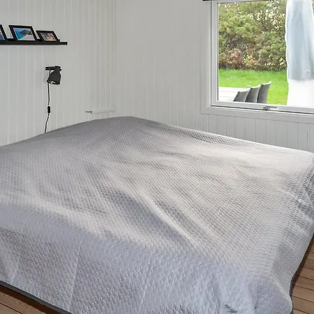 Vakantiehuis Three-bedroom Holiday In *