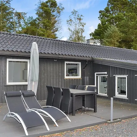Three-bedroom Holiday In * Hals