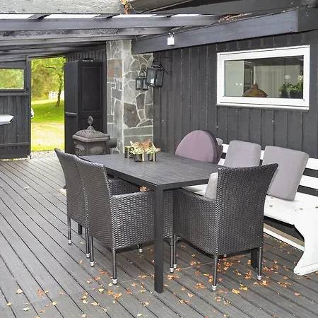 Vakantiehuis Three-bedroom Holiday In *